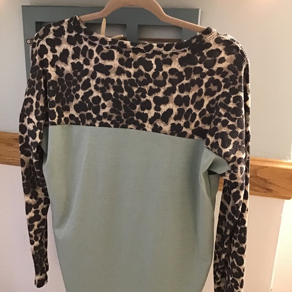 Boutique Lovely J knit sage/leopard prInt top - Picture 5 of 9
